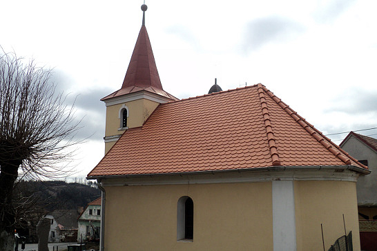 Kaplička svaté Anny v Radošicích je kompletně rekonstruovaná a co náves? Dočká se?